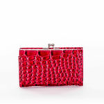 Červená lakovaná dámská peněženka s reliéfním vzorem