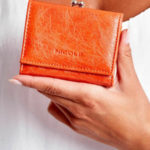 Oranžová peněženka z ekologické kůže s ušními dráty
