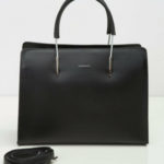 Černá dámská taška s ozdobnou rukojetí