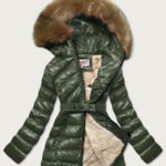 Lesklá zimní bunda v khaki barvě s mechovitým kožíškem (W674)