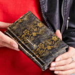 Kožená dámská peněženka s rostlinným motivem ve zlatě