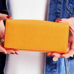 Dámská jasně oranžová peněženka se zapínáním na patentku