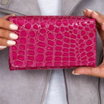 Tmavě růžová peněženka s reliéfem zvířecí kůže