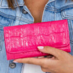 Dámská růžová peněženka s reliéfním vzorem