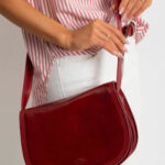 Dámská kožená kabelka postbag červená