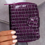 Dámská fialová peněženka s vyraženým geometrickým motivem