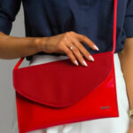 Laková spojková taška s odnímatelným popruhem červená