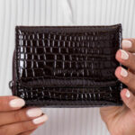Dámská černá peněženka s reliéfním vzorem
