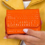 Oranžová dámská peněženka s reliéfem
