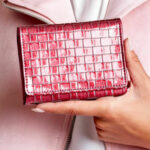 Tmavě růžová dámská peněženka s geometrickým motivem
