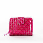 Tmavě růžová dámská peněženka s vyraženým geometrickým motivem