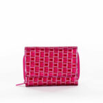 Tmavě růžová peněženka s vyraženým geometrickým vzorem