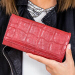 Dámská peněženka s reliéfem, tmavě červená