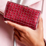 Lakovaná tmavě růžová peněženka s geometrickým vzorem