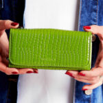 Zelená dámská peněženka s reliéfním motivem