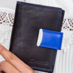 Černá dámská peněženka s modrým lemováním