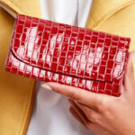 Dámská červená peněženka s motivem copánků