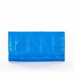 Modrá dámská peněženka s reliéfním vzorem