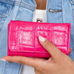 Růžová embosovaná peněženka se sponou