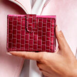 Dámská tmavě růžová peněženka s geometrickým vzorem